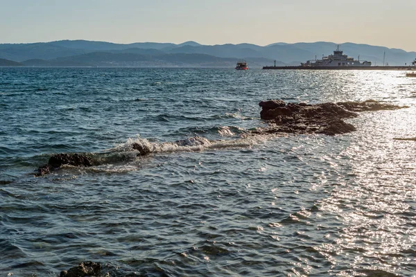 Beau paysage marin d'été avec ferry à Orebic, Peljesac peninsu — Photo