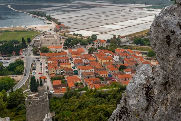 Berühmte mittelalterliche Stadtmauern und Befestigungsanlagen in ston, da — Stockfoto