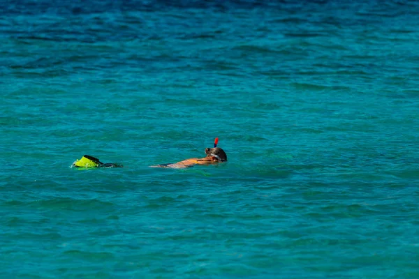 Vacanze turistiche, giovani, snorkeling in paradiso chiaro wat — Foto Stock