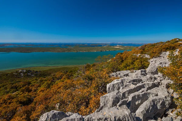 Lago Vransko e Ilhas Kornati. Vista da colina de Kamenjak. Dalma. — Fotografia de Stock