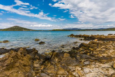 Güzel, pastoral, güneşli yaz deniz manzarası. Murter, Hırvatistan, Dalm