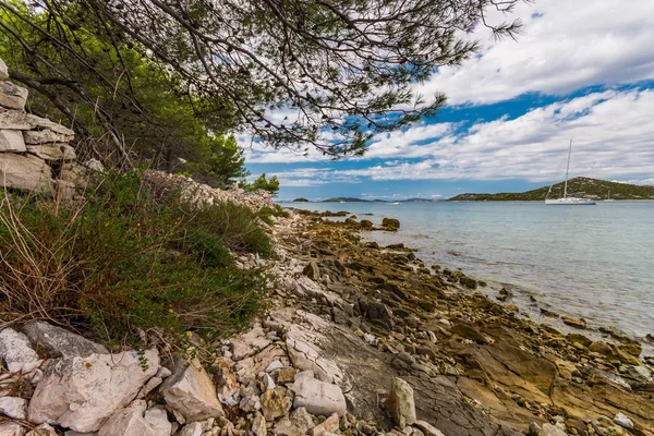 Hermoso, idílico, soleado paisaje marino de verano. Murter, Croacia, Dalm — Foto de Stock