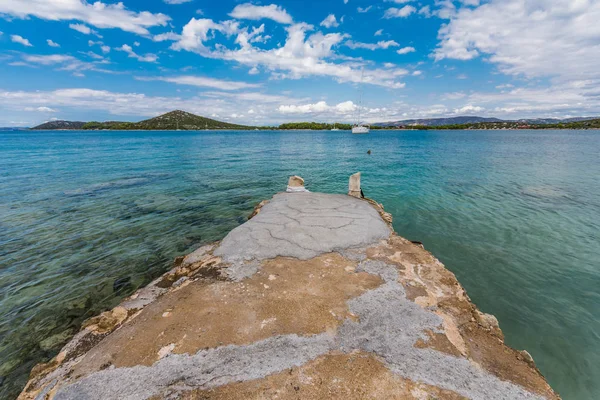 Hermoso, idílico, soleado paisaje marino de verano. Murter, Croacia, Dalm — Foto de Stock