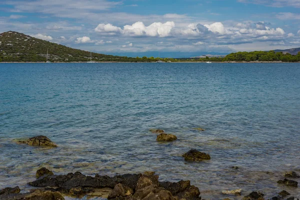 Piękne, idylliczne, słoneczne lato Seascape. Murter, Chorwacja, Dalm — Zdjęcie stockowe