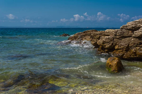 Fale łamanie na kamienistym plaży w Murter, Chorwacja, Dalmacja — Zdjęcie stockowe