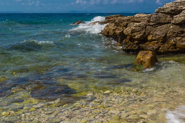 Fale łamanie na kamienistym plaży w Murter, Chorwacja, Dalmacja — Zdjęcie stockowe