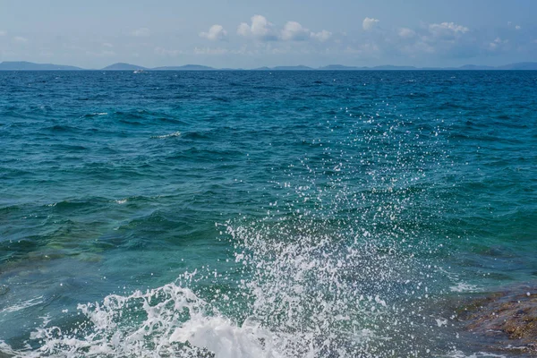 Waves breaking on a stony beach in Murter, Croatia, Dalmatia — Stock Photo, Image