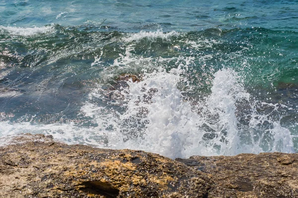 Vagues se brisant sur une plage pierreuse à Murter, Croatie, Dalmatie — Photo