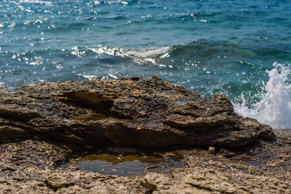 Vagues se brisant sur une plage pierreuse à Murter, Croatie, Dalmatie — Photo