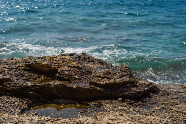 Olas rompiendo en una playa pedregosa en Murter, Croacia, Dalmacia — Foto de Stock