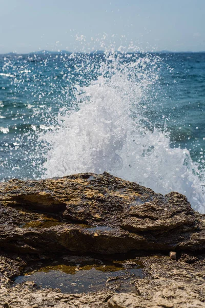 Vagues se brisant sur une plage pierreuse à Murter, Croatie, Dalmatie — Photo