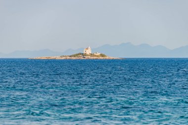 Orebi adada deniz feneri ile güzel yaz deniz manzarası