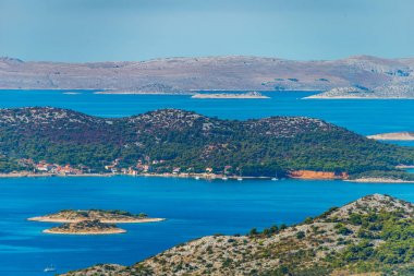 Vransko Gölü ve Kornati Adaları. Kamenjak tepesinden manzara. Dalma