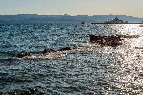 Beau paysage marin d'été avec ferry à Orebic, Peljesac peninsu — Photo