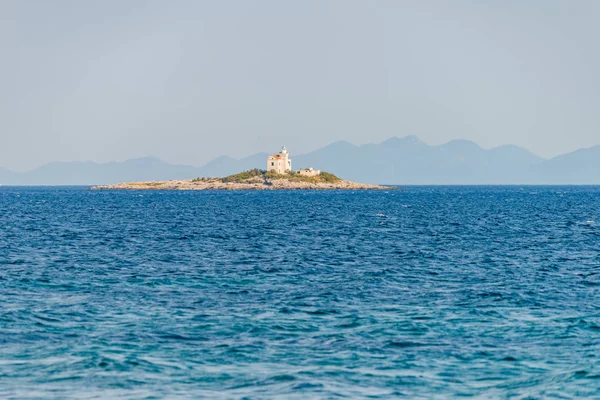 Beautiful summer seascape with lighthouse on the island in Orebi — Stock Photo, Image