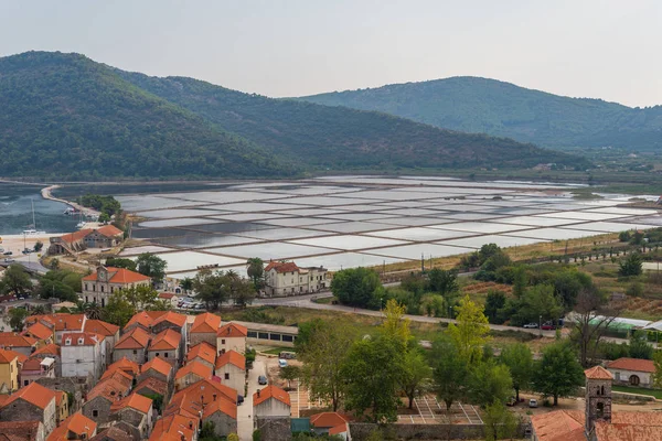 Ston Stadt und seine Salinen, Halbinsel Peljesac, Dalmatien, Kroatien — Stockfoto