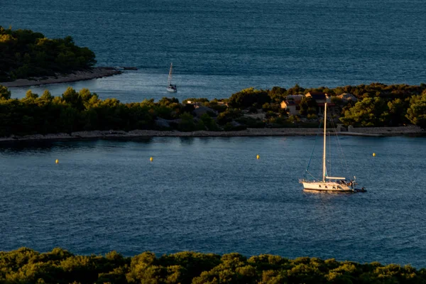 Yachting on the turquoise Adriatic, Murter, Dalmatia, Croatia — Stock Photo, Image