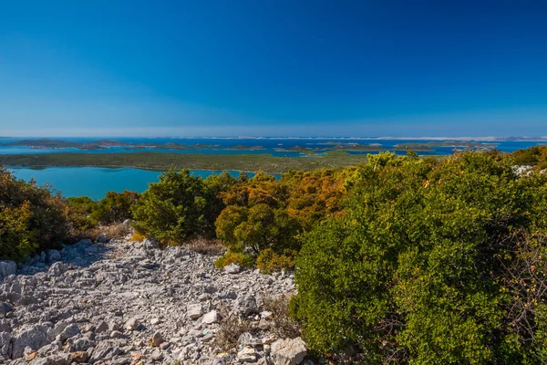 Ostrovy Vransko a Kornati. Pohled z kopce Kamenjak. Dalma — Stock fotografie