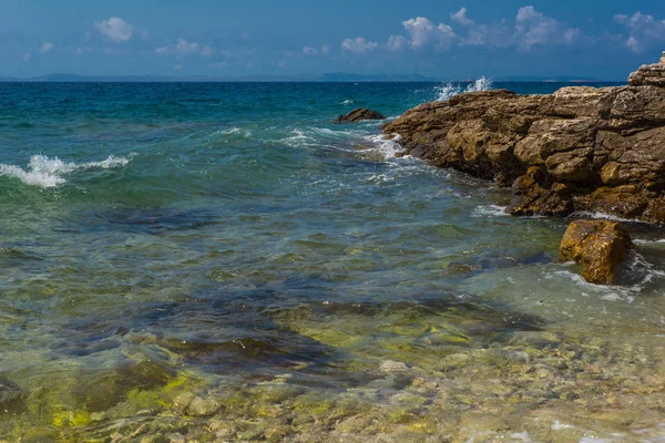 Fale łamanie na kamienistym plaży w Murter, Chorwacja, Dalmacja — Zdjęcie stockowe