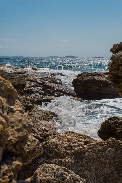 Fale łamanie na kamienistym plaży w Murter, Chorwacja, Dalmacja — Zdjęcie stockowe