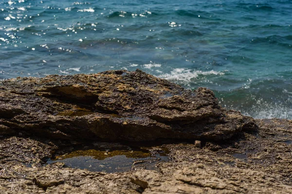 Vagues se brisant sur une plage pierreuse à Murter, Croatie, Dalmatie — Photo