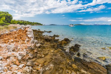 Güzel, pastoral, güneşli yaz deniz manzarası. Murter, Hırvatistan, Dalm