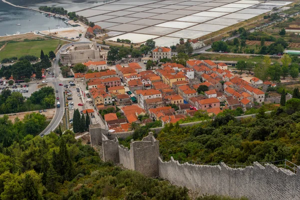 Slavné starověké středověké městské hradby a opevnění ve Stonu, da — Stock fotografie