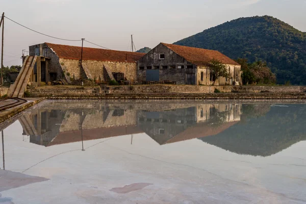 Alte noch funktionierende Meersalinen in ston, peljesac halbinsel, dal — Stockfoto