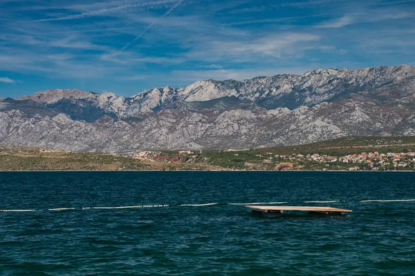 Velebit montagnes et mer Adriatique de Novigrad, Dalmatie, Croate — Photo