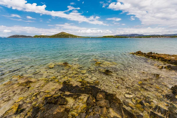 Hermoso, idílico, soleado paisaje marino de verano. Murter, Croacia, Dalm — Foto de Stock