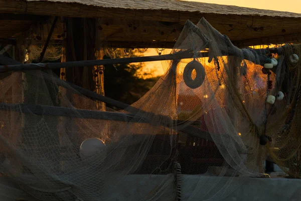 Rybí sítě na dřevěných kůlu při západu slunce v Murter, Dalmácii, Croati Stock Snímky