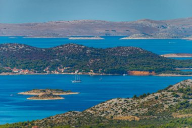 Vransko Gölü ve Kornati Adaları. Kamenjak tepesinden manzara. Dalma