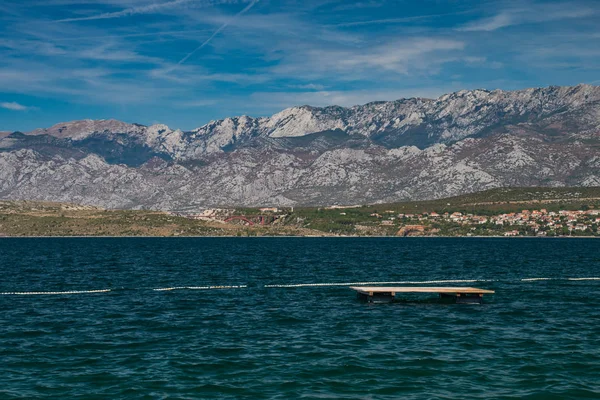 Velebit montagnes et mer Adriatique de Novigrad, Dalmatie, Croate — Photo
