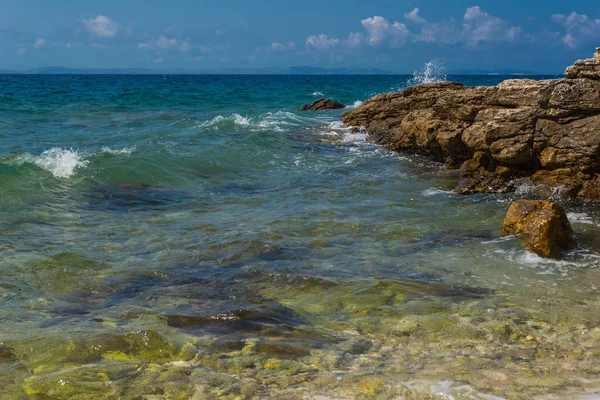 Fale łamanie na kamienistym plaży w Murter, Chorwacja, Dalmacja — Zdjęcie stockowe