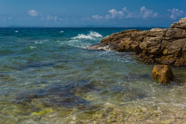 Fale łamanie na kamienistym plaży w Murter, Chorwacja, Dalmacja — Zdjęcie stockowe