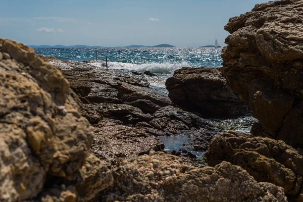 Wellen brechen an einem steinigen Strand in Murter, Kroatien, Dalmatien — Stockfoto