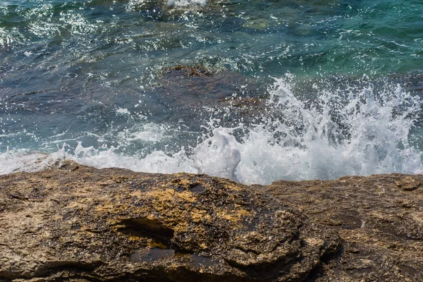 Olas rompiendo en una playa pedregosa en Murter, Croacia, Dalmacia — Foto de Stock