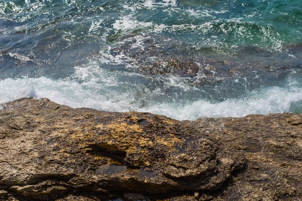 Vagues se brisant sur une plage pierreuse à Murter, Croatie, Dalmatie — Photo