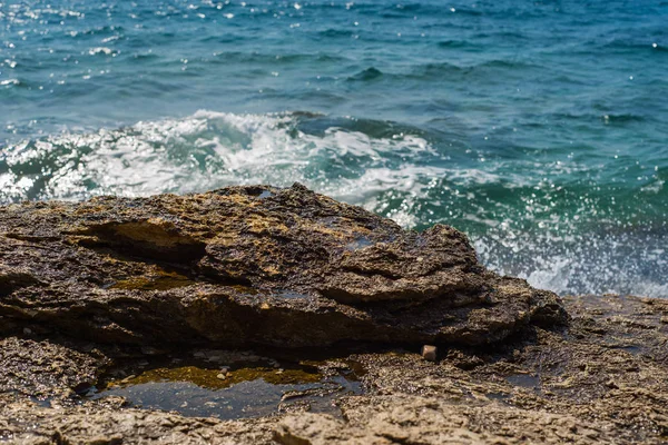 Olas rompiendo en una playa pedregosa en Murter, Croacia, Dalmacia — Foto de Stock
