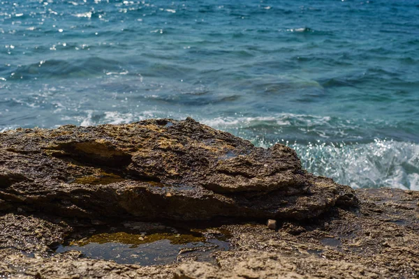 Wellen brechen an einem steinigen Strand in Murter, Kroatien, Dalmatien — Stockfoto