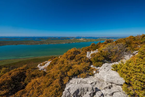 Lago Vransko e Ilhas Kornati. Vista da colina de Kamenjak. Dalma. — Fotografia de Stock