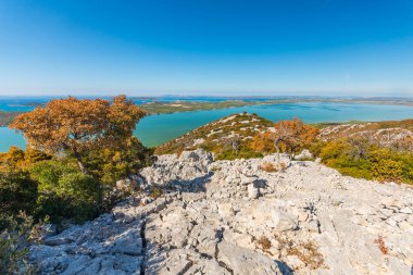 Vransko Gölü ve Kornati Adaları. Kamenjak tepesinden manzara. Dalma