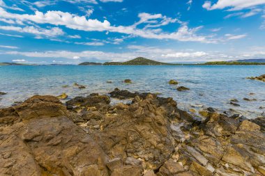 Güzel, pastoral, güneşli yaz deniz manzarası. Murter, Hırvatistan, Dalm