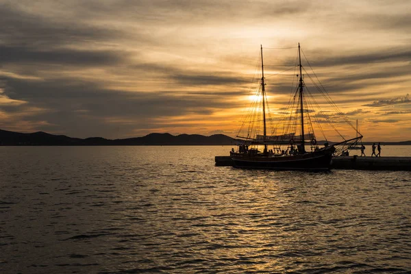 Coucher de soleil à Zadar, Dalmatie, Croatie avec bateau en bois — Photo