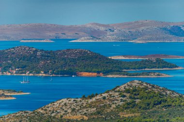 Vransko Gölü ve Kornati Adaları. Kamenjak tepesinden manzara. Dalma