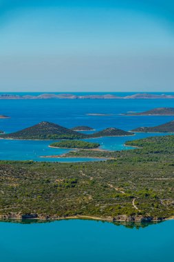 Vransko Gölü ve Kornati Adaları. Kamenjak tepesinden manzara. Dalma