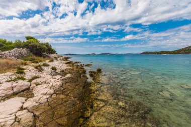 Güzel, pastoral, güneşli yaz deniz manzarası. Murter, Hırvatistan, Dalm