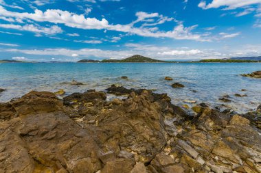Güzel, pastoral, güneşli yaz deniz manzarası. Murter, Hırvatistan, Dalm