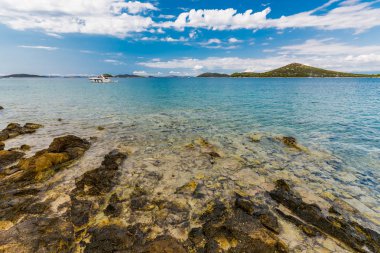 Güzel, pastoral, güneşli yaz deniz manzarası. Murter, Hırvatistan, Dalm