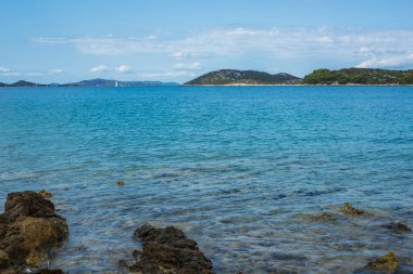 Güzel, pastoral, güneşli yaz deniz manzarası. Murter, Hırvatistan, Dalm